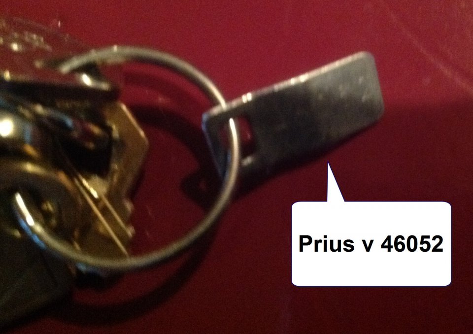 prius v keyfob 46052.jpg