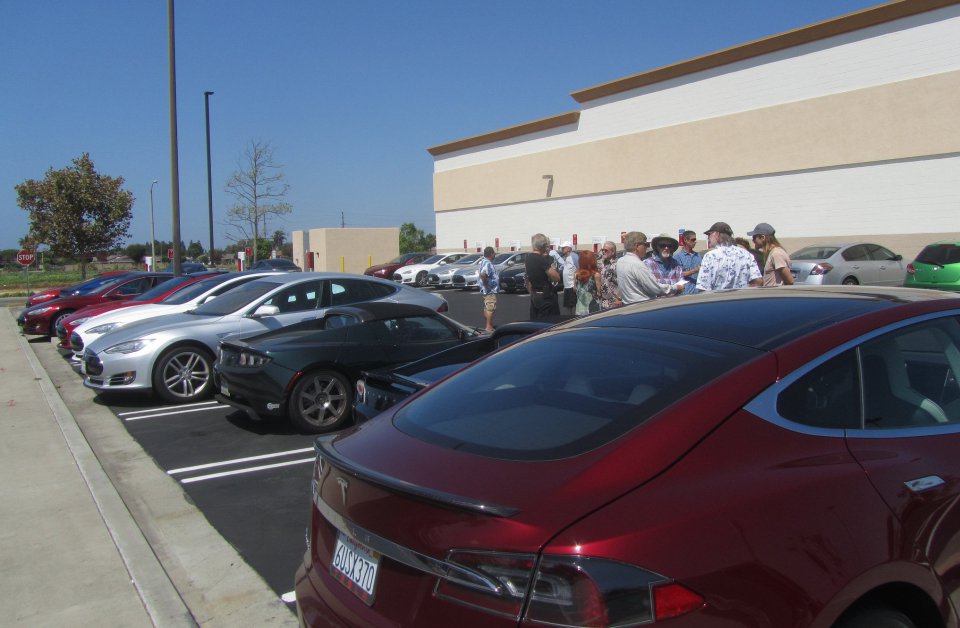Crowded-Fountain-Valley-Tesla-Supercharger.jpg