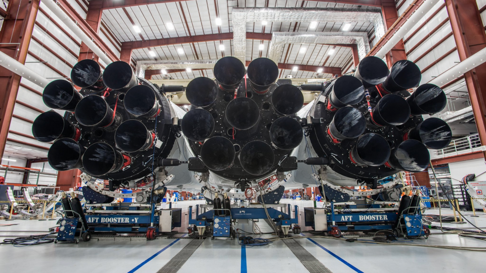 Musk Falcon heavy 27 engines.png