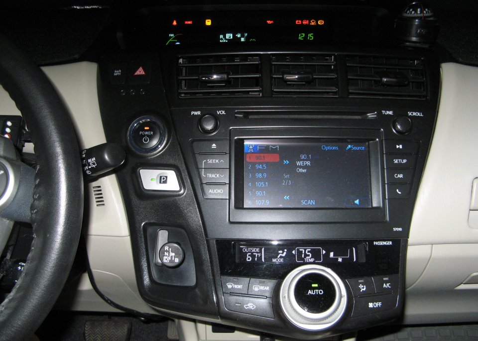Prius v black panel-knob-start 008.JPG