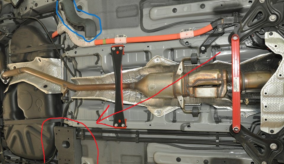 231185_Prius_V_Undercarriage1.jpg