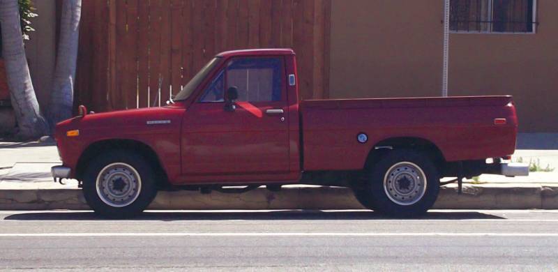 Toyota-Hlux-Side-view.jpg